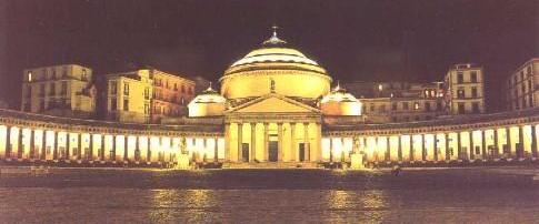 Il colonnato semiellittico e la basilica di San Francesco di Paola