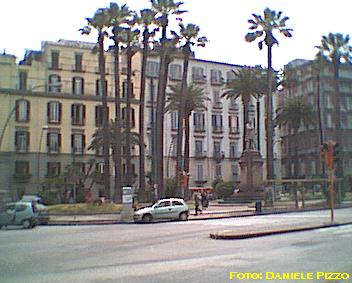 PiazzaVittoria1.JPG (24608 byte)