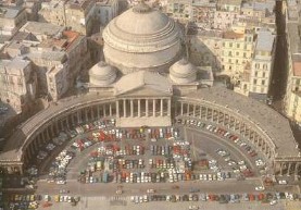 Piazza Plebiscito in una foto antecedente al 1994, quando era ancora aperta al traffico e alla sosta selvaggia