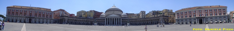 Immagine panoramica di piazza Plebiscito: nell'ordine, da sinistra, Palazzo di Salerno, la Basilica di San Francesco di Paola e la Prefettura