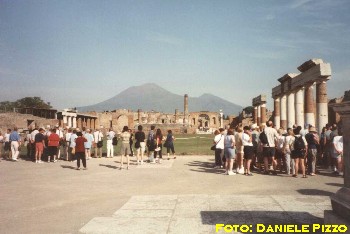 Il Foro dell'antica Pompei, all'ombra del Vesuvio