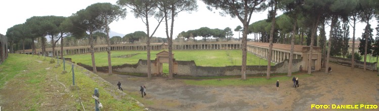 Pompei-PalestraGrande2.jpg (58137 byte)