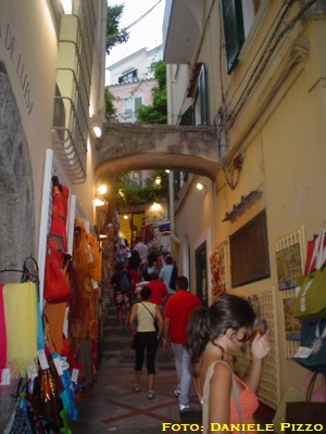Uno dei tanti vicoli del centro di Positano (foto: Daniele Pizzo, 2005)