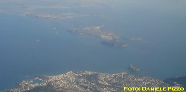 Veduta aerea di Ischia (in primo piano) e Procida; sullo sfondo, la terraferma.