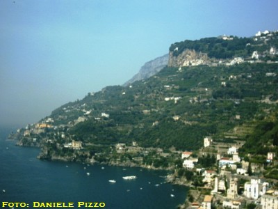 Vista di Ravello (villa Cimbrone) da Minori (foto: Daniele Pizzo, 2003)