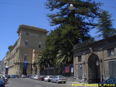 L'ingresso di villa Pignatelli (foto: Daniele Pizzo, maggio 2005)