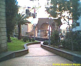 I resti del ponte romano, all'interno dei giardini 