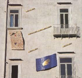 Le decorazioni di Mimmo Paladino sul civico 2 di via Salvator Rosa