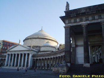 Il colonnato e la basilica di San Francesco di Paola (foto: Daniele Pizzo, maggio 2007)