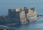 I principali monumenti di Napoli: i castelli, il palazzo reale, la Napoli greco-romana, le antiche porte, chiese, palazzi, fontane e molto altro.