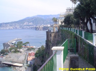Sorrento-Porto2.jpg (25771 byte)