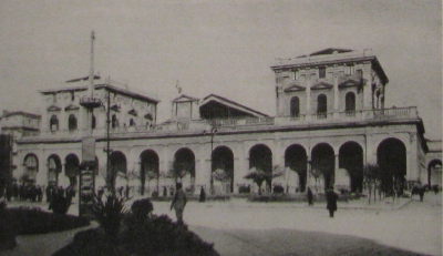 L'antico prospetto di Napoli Centrale in una cartolina d'epoca