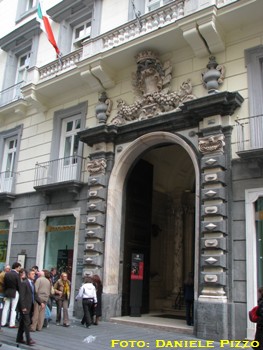 Il portale di Palazzo Zevallos, su via Toledo (foto 2007)
