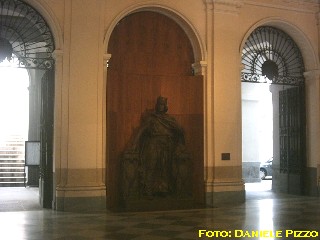 Universit - Atrio e statua di Federico II