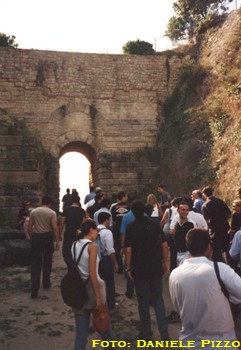 La Porta Rosa, vanto architettonico dell'antica Elea (foto: Daniele Pizzo, 2000)