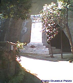 Il monumento funebre di Giacomo Leopardi (22500 byte)