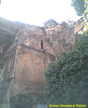 La fiancata dell'accesso alla Crypta Neapolitana, e, sulla sommit, la tomba di Virgilio (19677 byte)