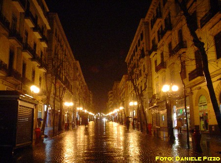 Veduta notturna di via Scarlatti, in una sera di pioggia (marzo 2005)