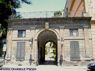 Villa Pignatelli - Portale d'ingresso