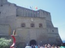 Il portale d'ingresso di Castel dell'Ovo, con i cannoni di guardia