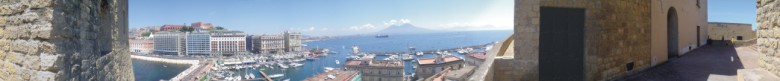 Foto a 360 da una terrazza di Castel dell'Ovo con vista su Borgo Marinari, il Vesuvio e il porto (Daniele Pizzo, maggio 2005)