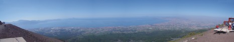 Fotografia a 180° circa del golfo di Napoli dal lato ovest del cratere del Vesuvio (Daniele Pizzo, maggio 2005)
