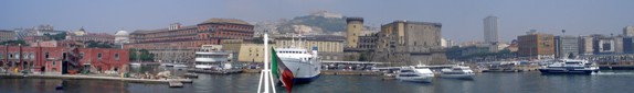 Veduta del porto, di Palazzo Reale, Castel Nuovo e San Martino da un traghetto in partenza dal molo Beverello (Daniele Pizzo, luglio 2006)