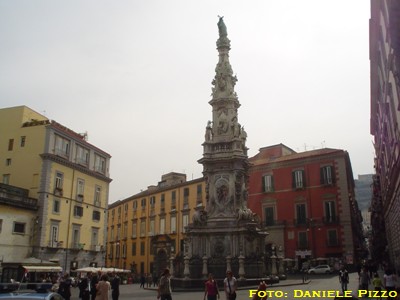 Piazza del Gesù, porta d'entrata del centro storico di Napoli (foto: maggio 2007)