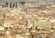Un percorso tra le strade, le piazze e gli edifici della Napoli di ieri e di oggi.