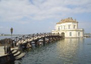 Le pi interessanti localit dei dintorni di Napoli: il Vesuvio, Pompei ed Ercolano, le isole di Capri, Ischia e Procida, la Costiera Amalfitana, la Reggia di Caserta, i Campi Flegrei, Sorrento.