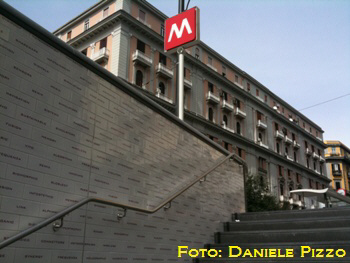 Ingresso della stazione Università della Linea 1 della metropolitana di Napoli (foto DP - aprile 2011)